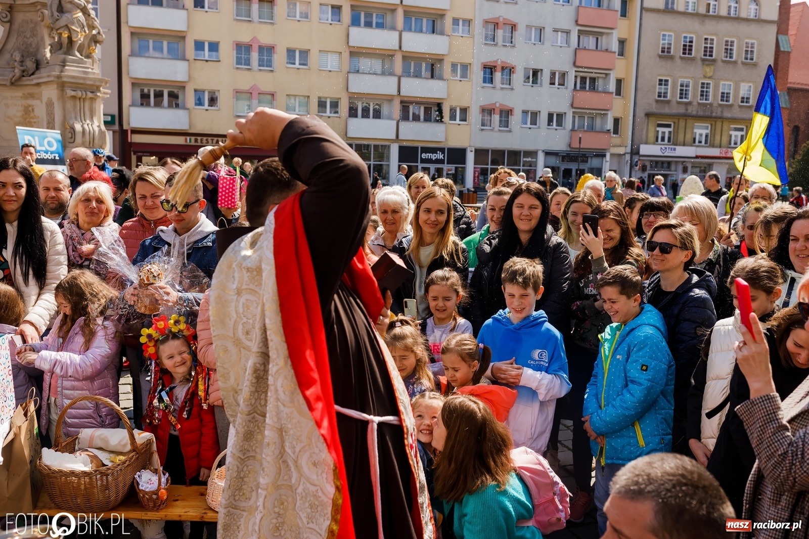 Zdjęcie w galerii na portalu naszraciborz.pl: Ukraińskie śniadanie wielkanocne na raciborskim Rynku [FOTO i WIDEO] wiadomości z regionu