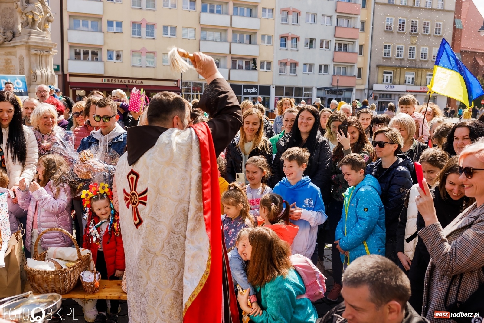 Zdjęcie w galerii na portalu naszraciborz.pl: Ukraińskie śniadanie wielkanocne na raciborskim Rynku [FOTO i WIDEO] wiadomości z regionu