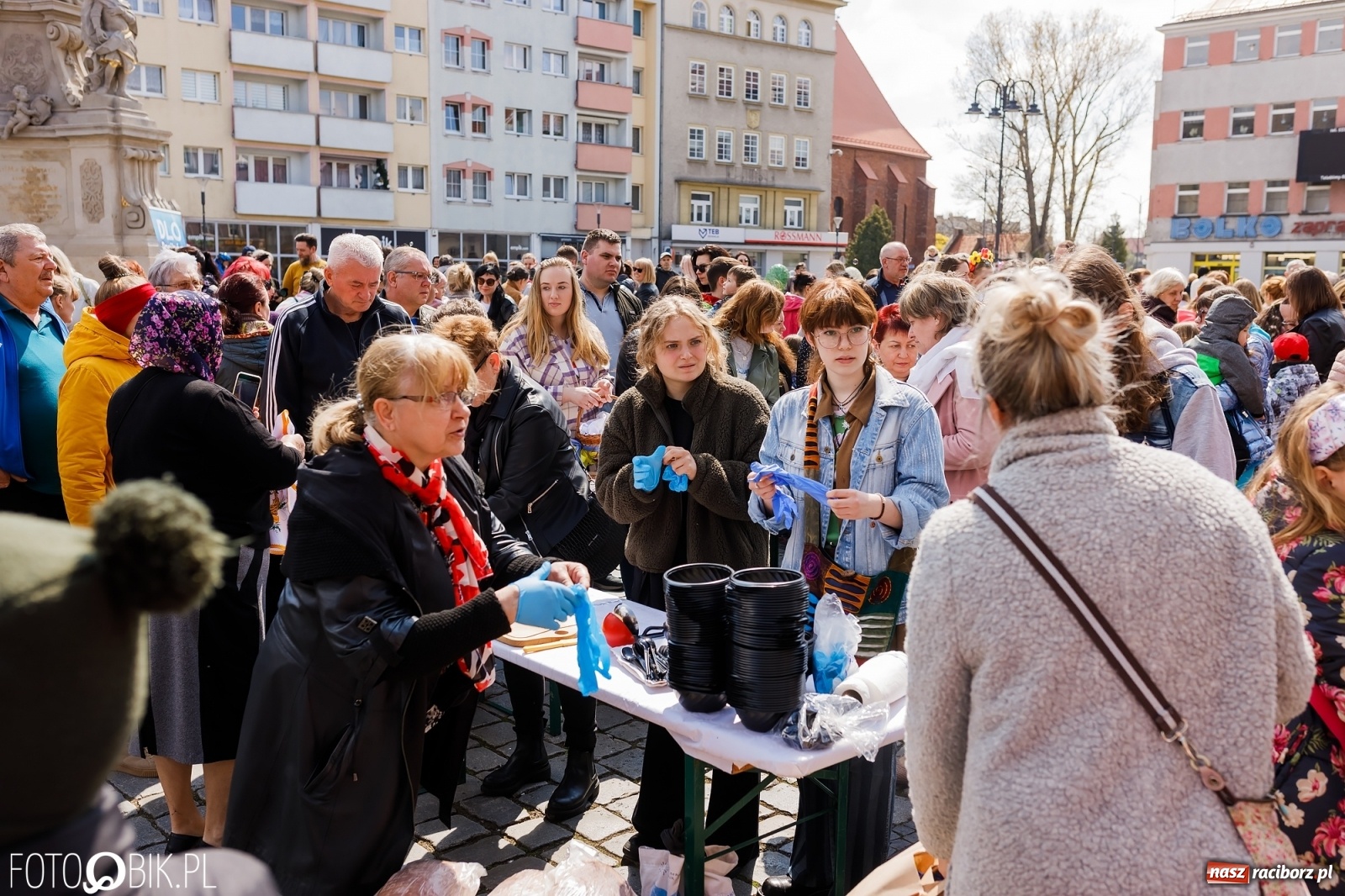 Zdjęcie w galerii na portalu naszraciborz.pl: Ukraińskie śniadanie wielkanocne na raciborskim Rynku [FOTO i WIDEO] wiadomości z regionu