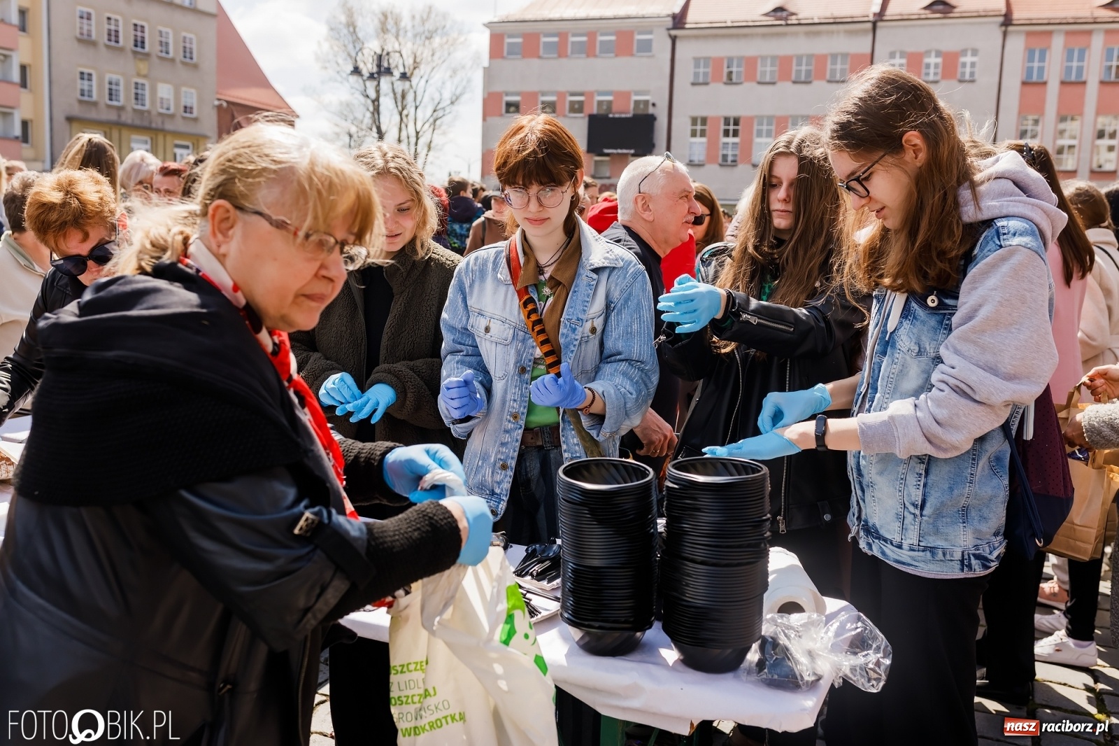 Zdjęcie w galerii na portalu naszraciborz.pl: Ukraińskie śniadanie wielkanocne na raciborskim Rynku [FOTO i WIDEO] wiadomości z regionu