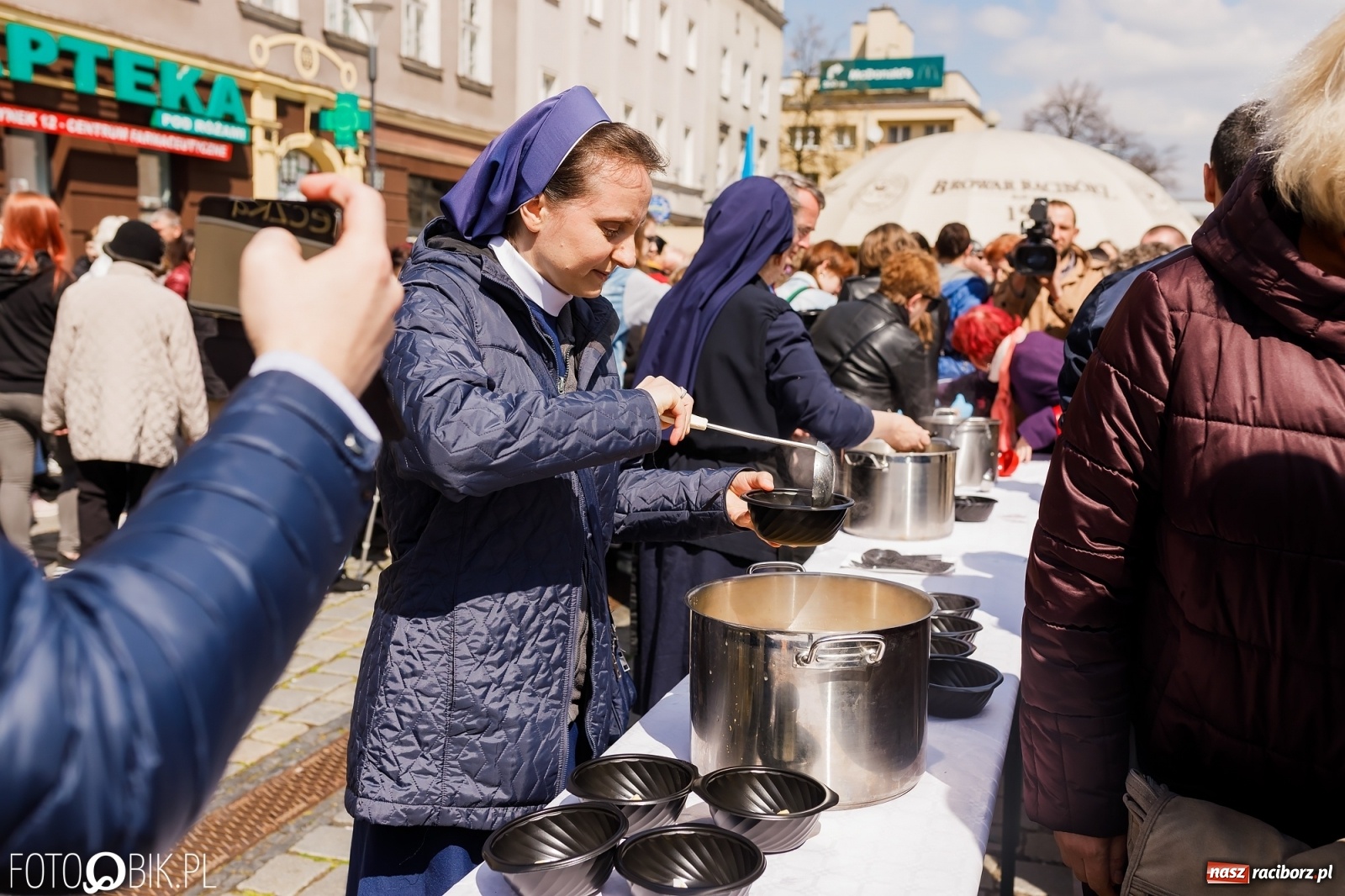 Zdjęcie w galerii na portalu naszraciborz.pl: Ukraińskie śniadanie wielkanocne na raciborskim Rynku [FOTO i WIDEO] wiadomości z regionu