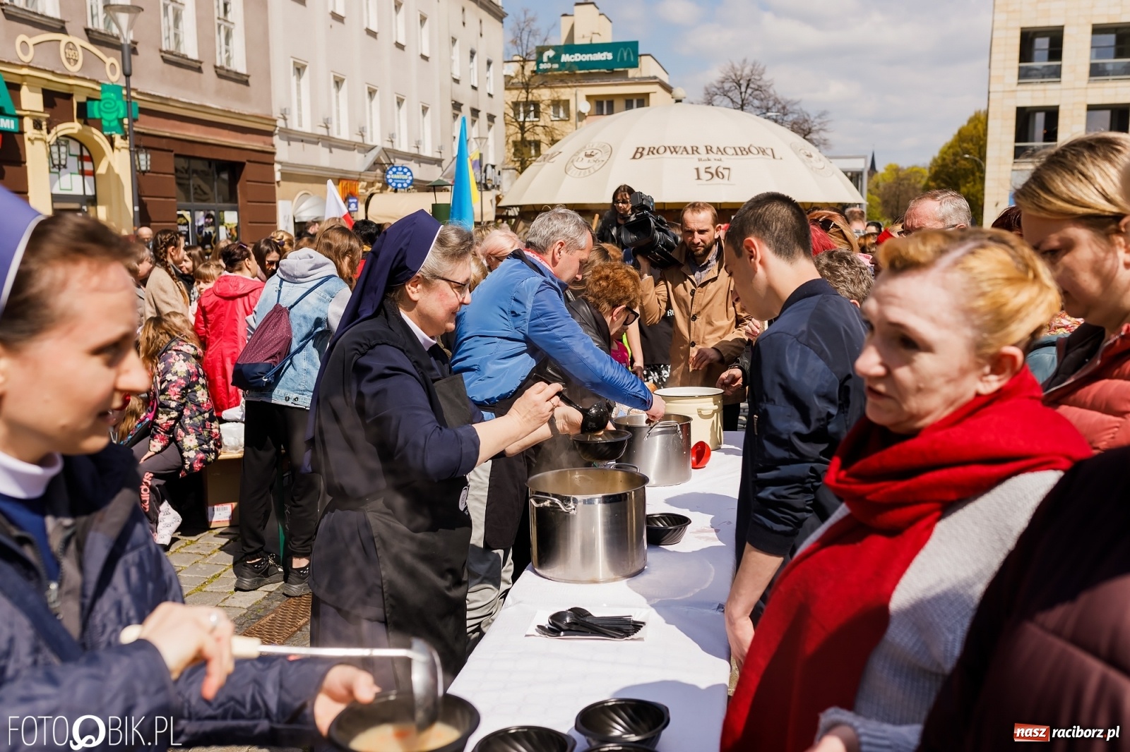 Zdjęcie w galerii na portalu naszraciborz.pl: Ukraińskie śniadanie wielkanocne na raciborskim Rynku [FOTO i WIDEO] wiadomości z regionu