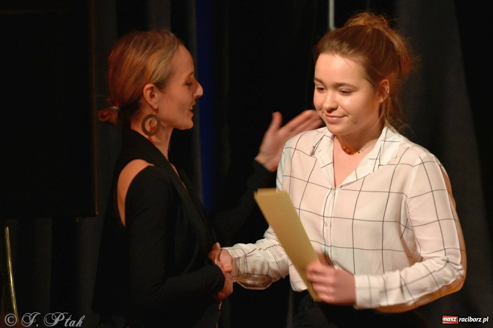 Zdjęcie w galerii na portalu naszraciborz.pl: Podium dla dwóch raciborzanek. 67. Ogólnopolski Konkurs Recytatorski w Strzesze wiadomości z regionu