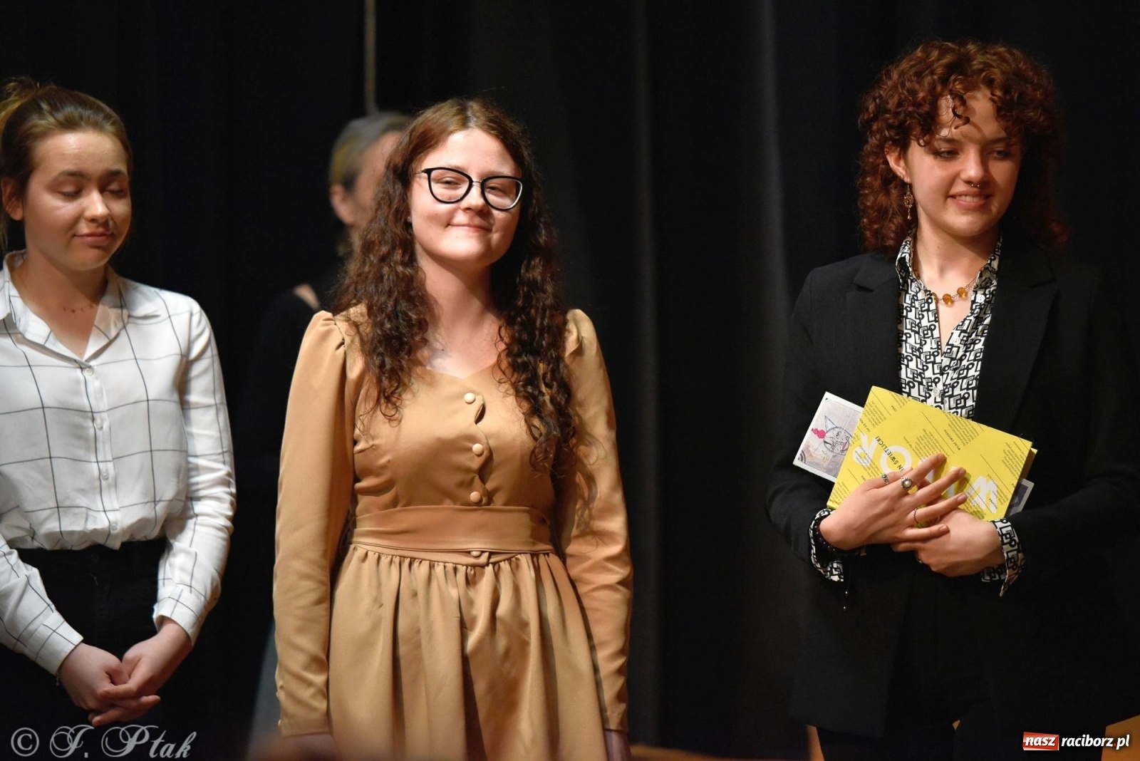 Zdjęcie w galerii na portalu naszraciborz.pl: Podium dla dwóch raciborzanek. 67. Ogólnopolski Konkurs Recytatorski w Strzesze wiadomości z regionu