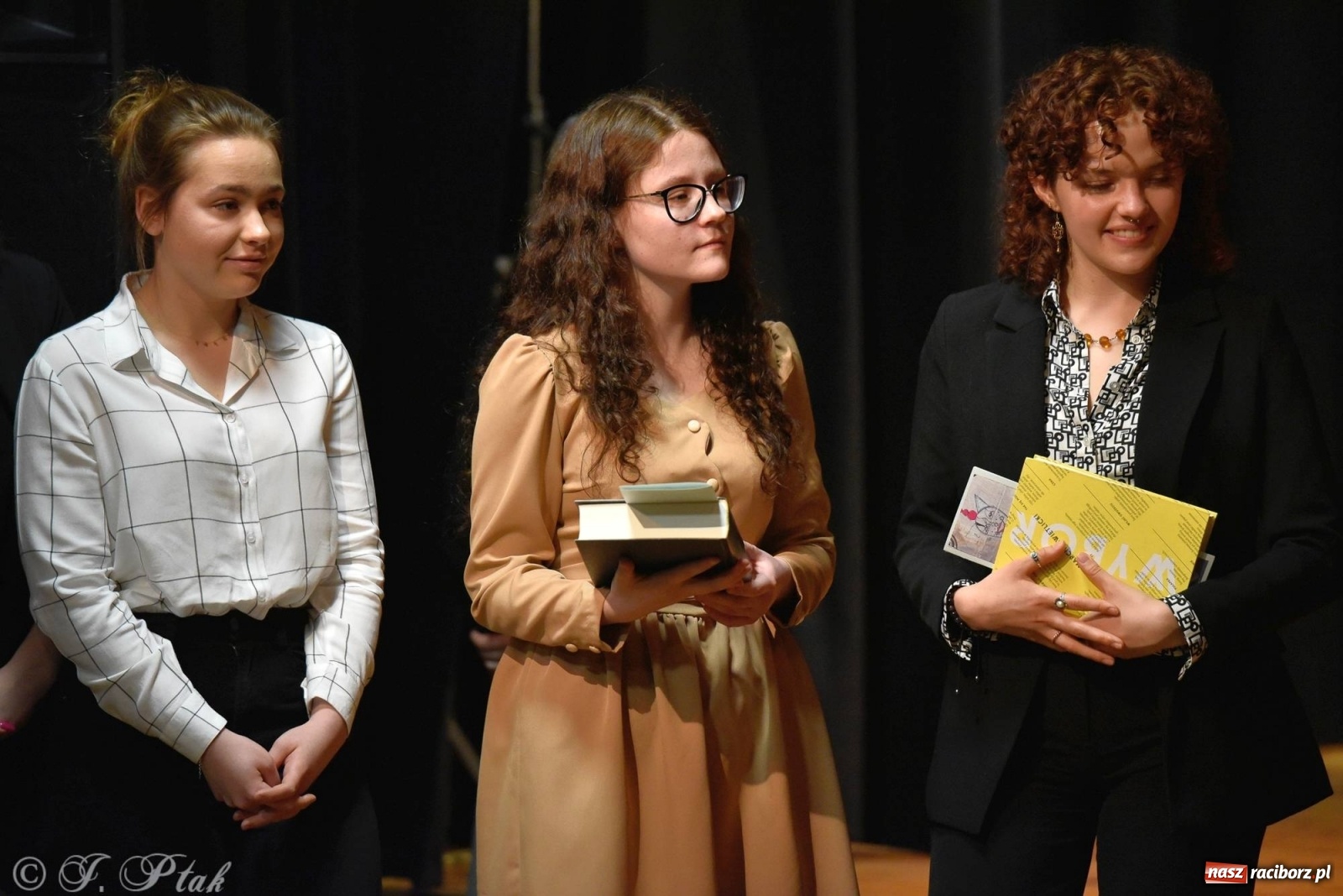Zdjęcie w galerii na portalu naszraciborz.pl: Podium dla dwóch raciborzanek. 67. Ogólnopolski Konkurs Recytatorski w Strzesze wiadomości z regionu