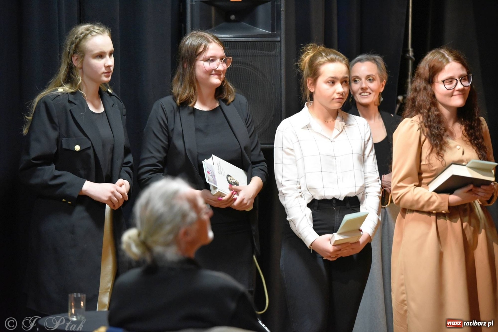 Zdjęcie w galerii na portalu naszraciborz.pl: Podium dla dwóch raciborzanek. 67. Ogólnopolski Konkurs Recytatorski w Strzesze wiadomości z regionu
