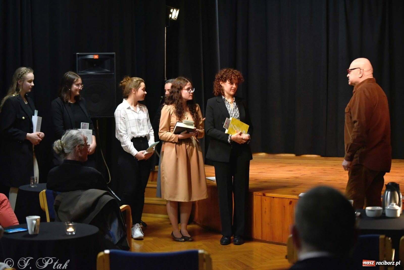 Zdjęcie w galerii na portalu naszraciborz.pl: Podium dla dwóch raciborzanek. 67. Ogólnopolski Konkurs Recytatorski w Strzesze wiadomości z regionu