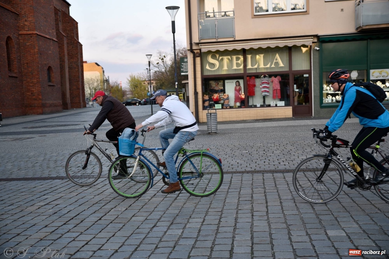 Zdjęcie w galerii na portalu naszraciborz.pl: Rower to power i wiosenna raciborska nocka rowerowa [FOTO] wiadomości z regionu