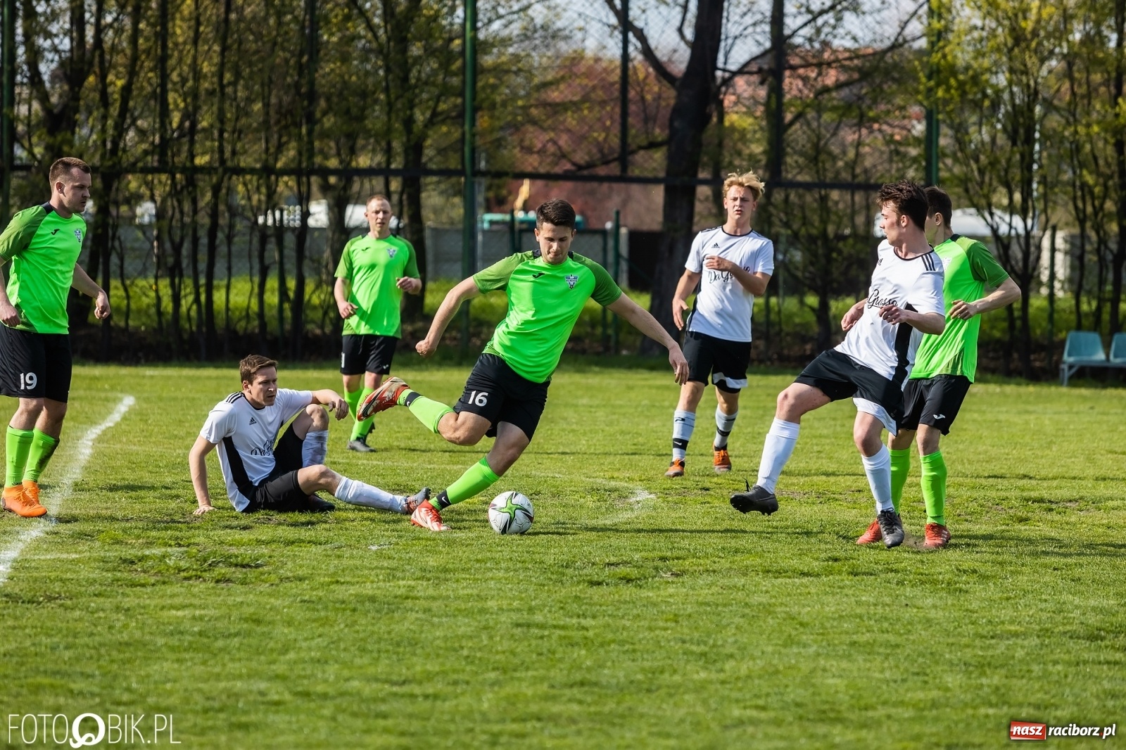 Zdjęcie w galerii na portalu naszraciborz.pl: C klasa. Wicher postraszył lidera z Wojnowic [FOTO] wiadomości z regionu