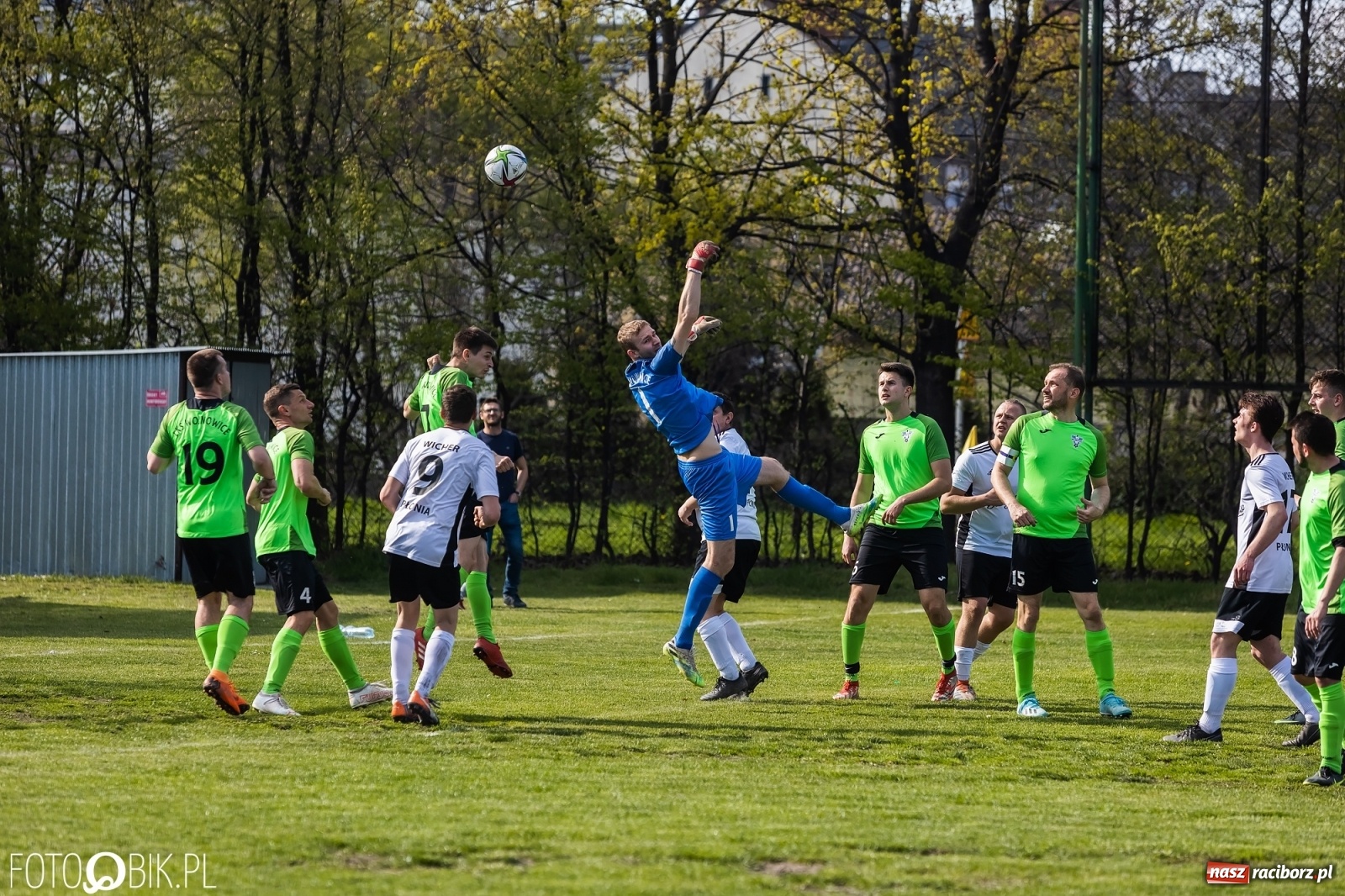 Zdjęcie w galerii na portalu naszraciborz.pl: C klasa. Wicher postraszył lidera z Wojnowic [FOTO] wiadomości z regionu