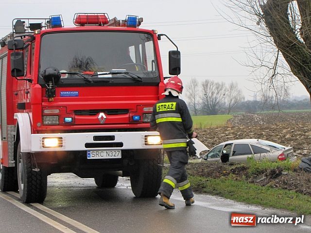 Zdjęcie w galerii na portalu naszraciborz.pl: Opel wypadł z drogi  wiadomości z regionu