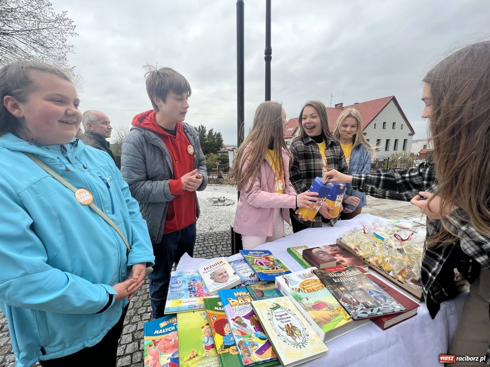 Zdjęcie w galerii na portalu naszraciborz.pl: Dzień Dobra. W Brzeziu akcja na rzecz Caritas i uchodźców z Ukrainy wiadomości z regionu