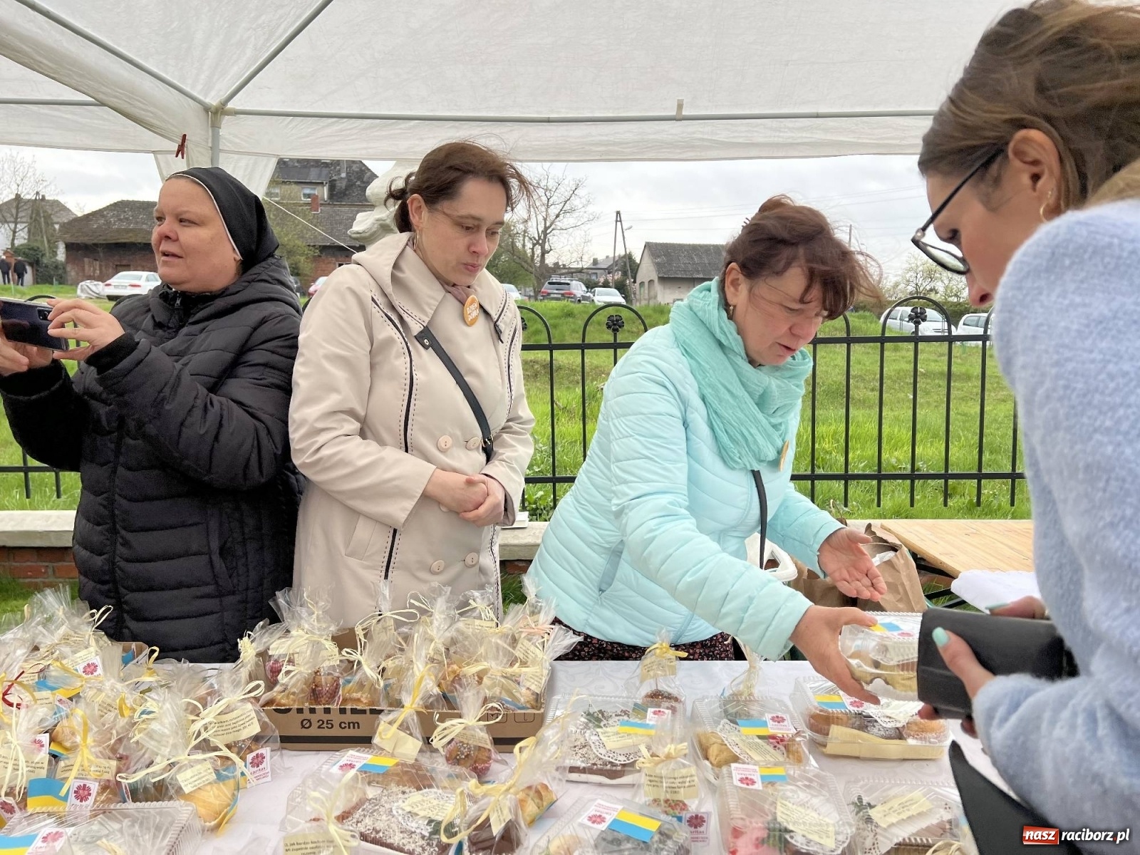 Zdjęcie w galerii na portalu naszraciborz.pl: Dzień Dobra. W Brzeziu akcja na rzecz Caritas i uchodźców z Ukrainy wiadomości z regionu