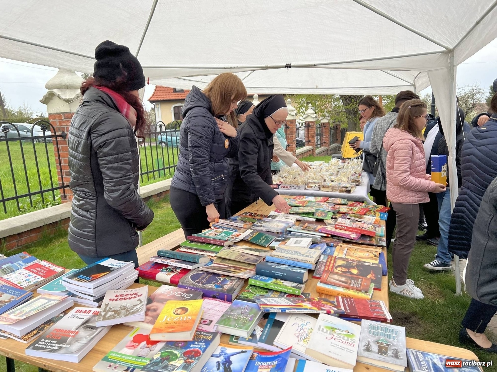 Zdjęcie w galerii na portalu naszraciborz.pl: Dzień Dobra. W Brzeziu akcja na rzecz Caritas i uchodźców z Ukrainy wiadomości z regionu