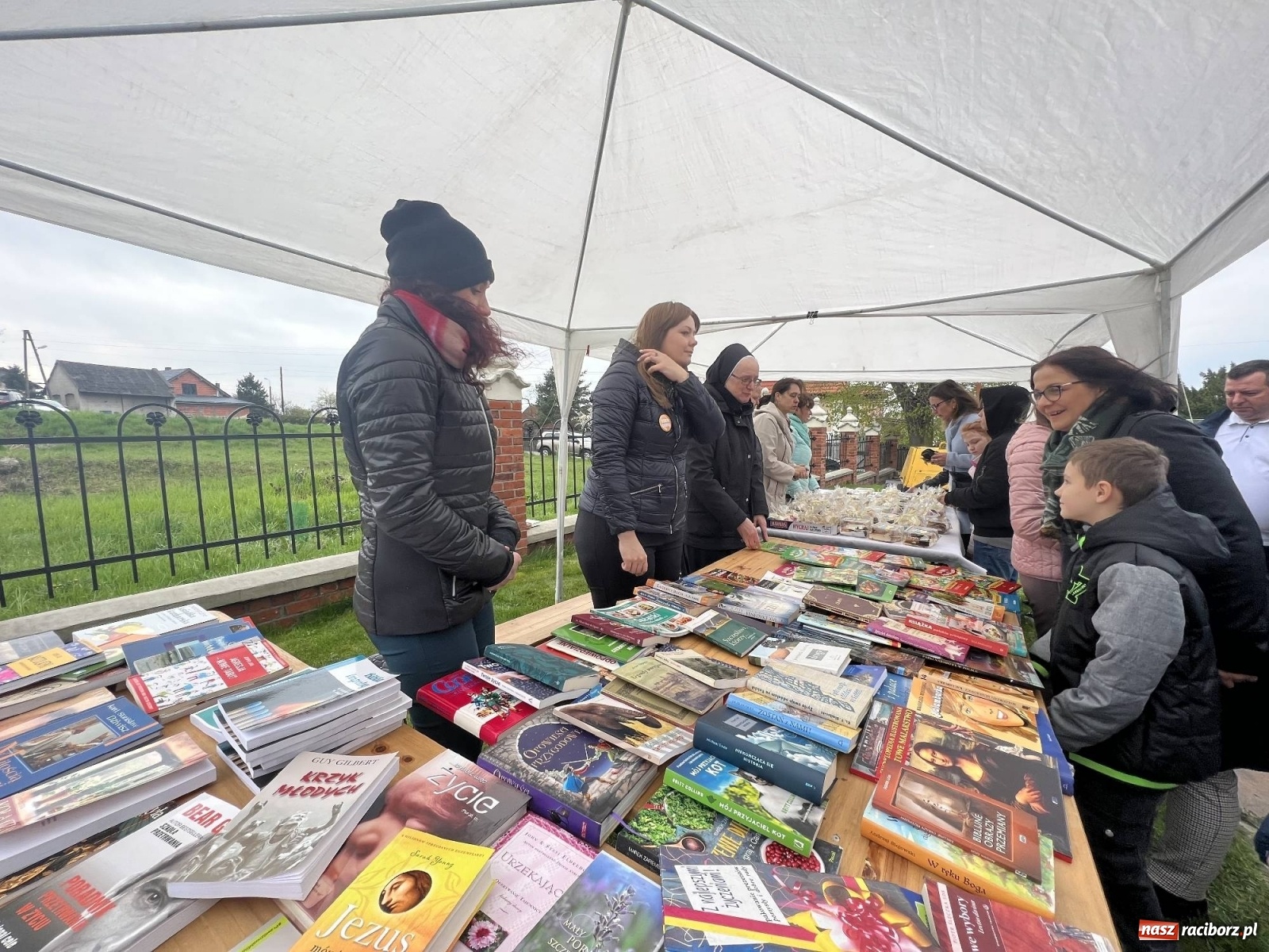 Zdjęcie w galerii na portalu naszraciborz.pl: Dzień Dobra. W Brzeziu akcja na rzecz Caritas i uchodźców z Ukrainy wiadomości z regionu