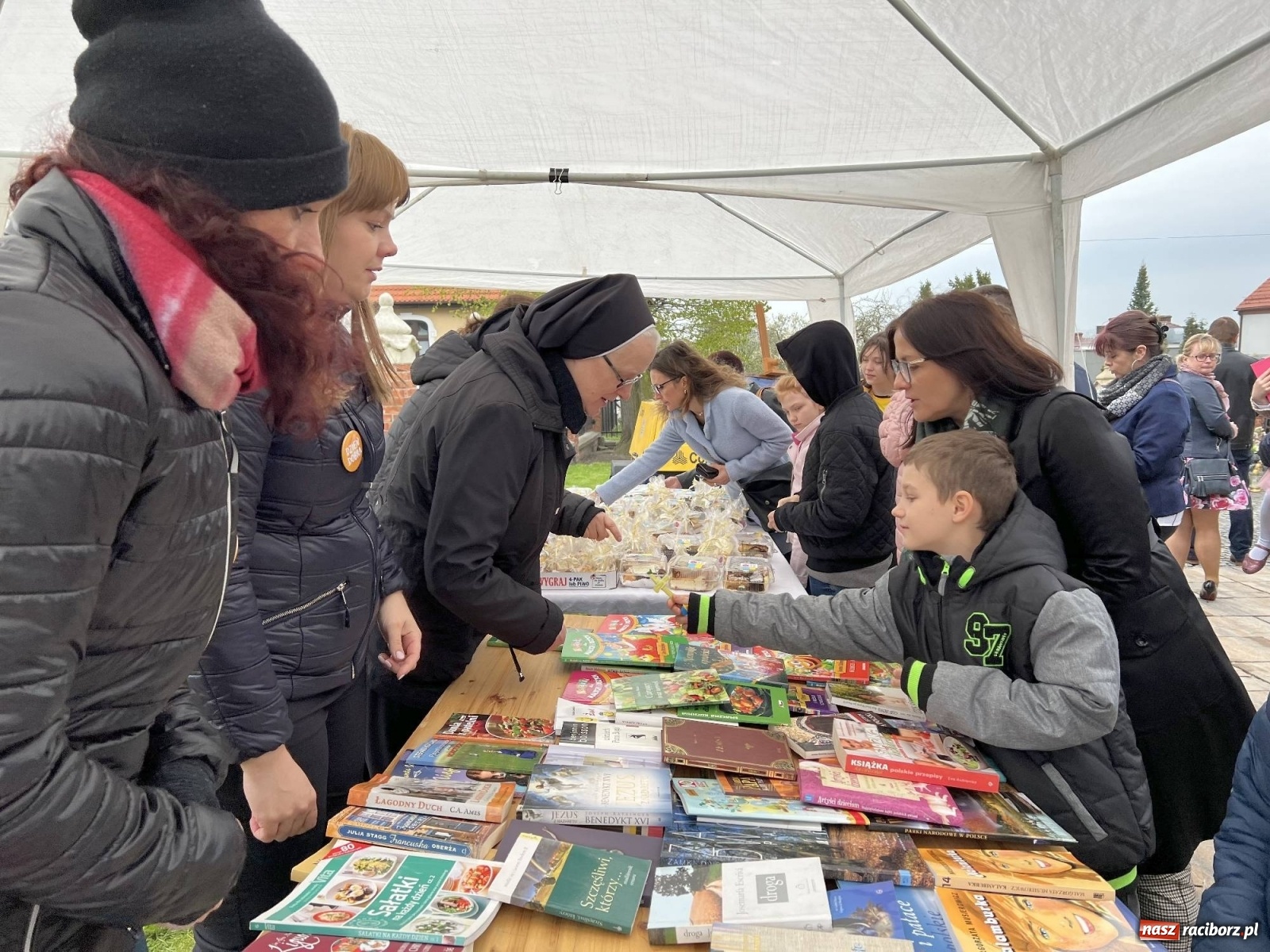Zdjęcie w galerii na portalu naszraciborz.pl: Dzień Dobra. W Brzeziu akcja na rzecz Caritas i uchodźców z Ukrainy wiadomości z regionu