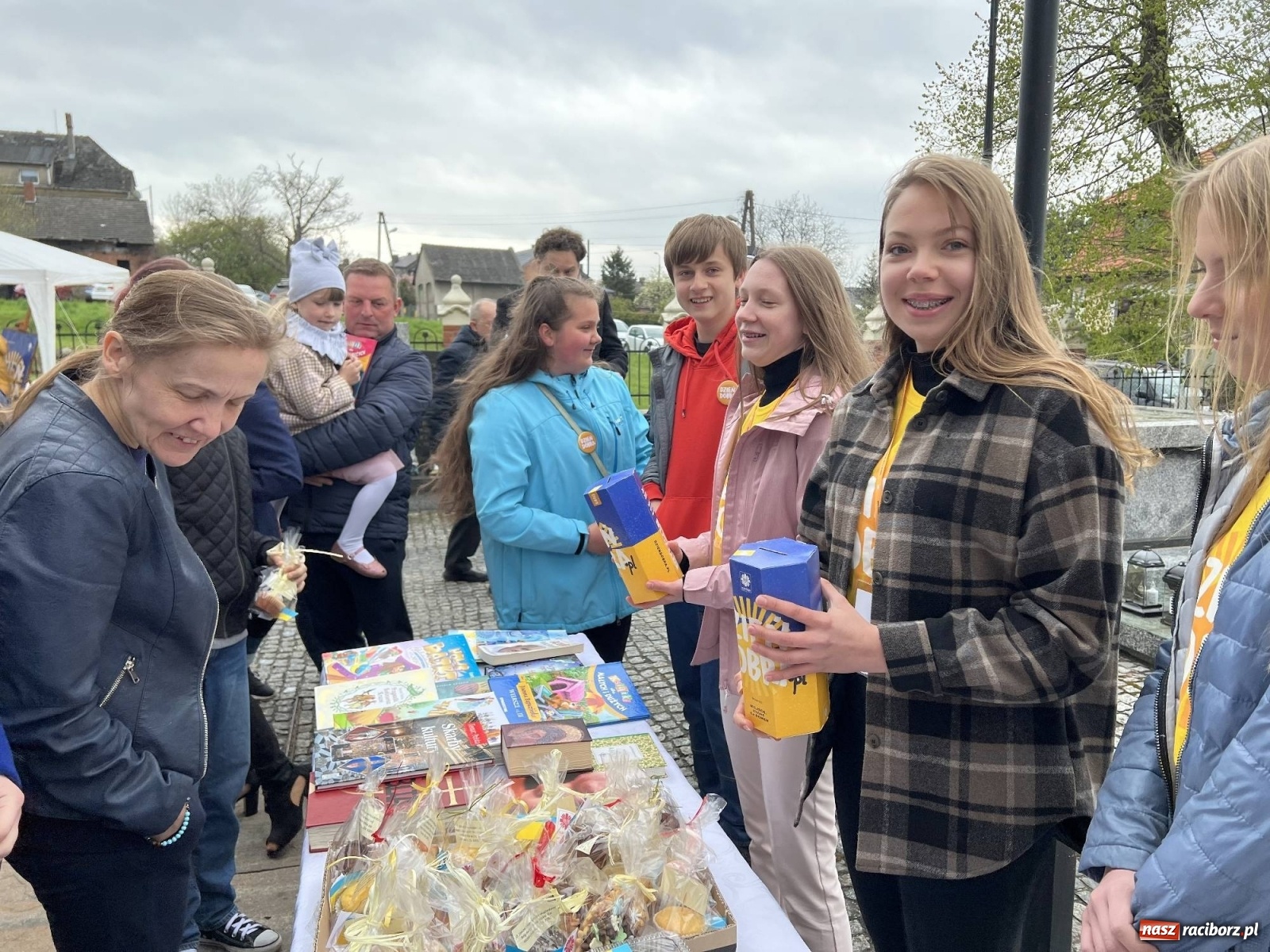 Zdjęcie w galerii na portalu naszraciborz.pl: Dzień Dobra. W Brzeziu akcja na rzecz Caritas i uchodźców z Ukrainy wiadomości z regionu