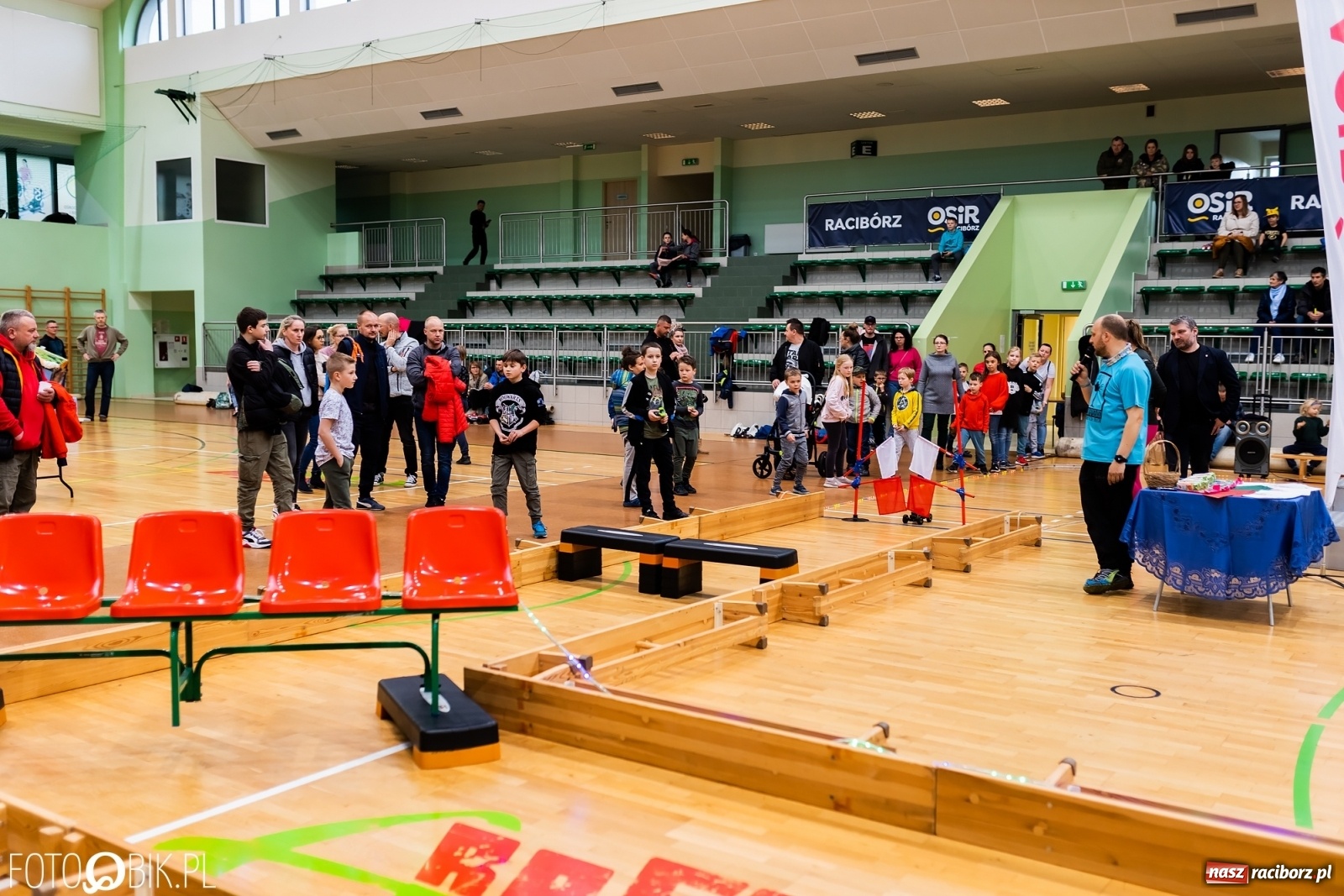 Zdjęcie w galerii na portalu naszraciborz.pl: Turniej aut zdalnie sterowanych w  Arenie Rafako wiadomości z regionu