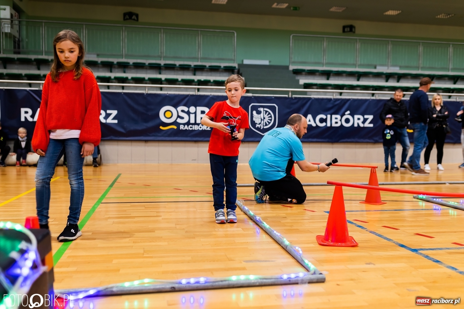 Zdjęcie w galerii na portalu naszraciborz.pl: Turniej aut zdalnie sterowanych w  Arenie Rafako wiadomości z regionu