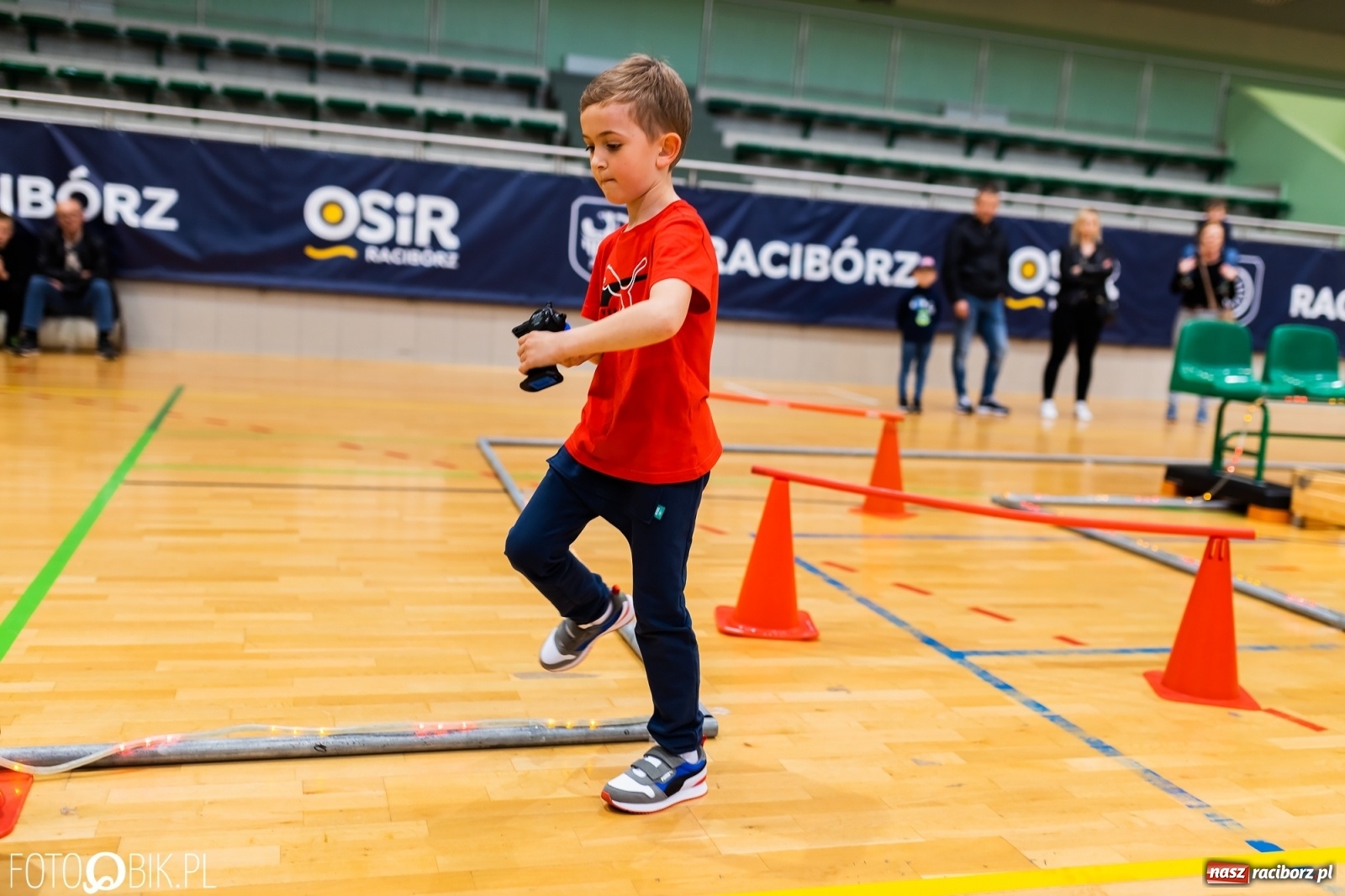 Zdjęcie w galerii na portalu naszraciborz.pl: Turniej aut zdalnie sterowanych w  Arenie Rafako wiadomości z regionu