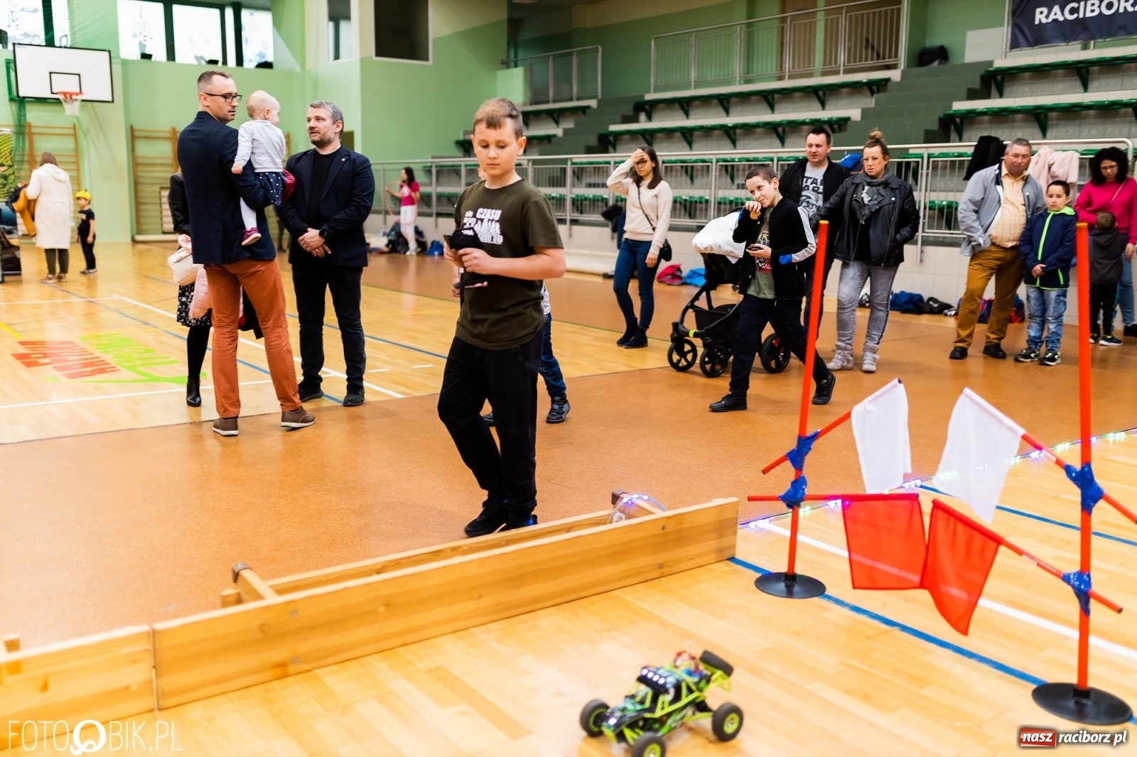 Zdjęcie w galerii na portalu naszraciborz.pl: Turniej aut zdalnie sterowanych w  Arenie Rafako wiadomości z regionu