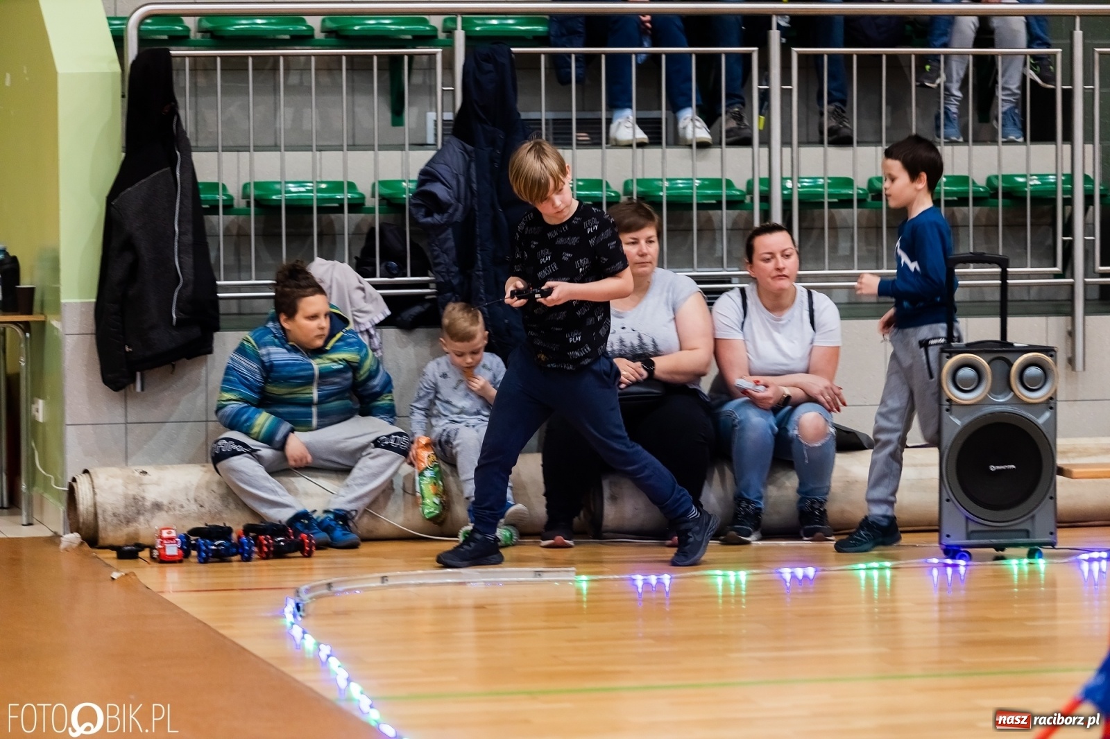 Zdjęcie w galerii na portalu naszraciborz.pl: Turniej aut zdalnie sterowanych w  Arenie Rafako wiadomości z regionu