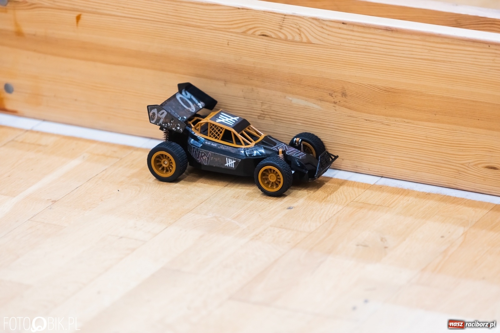 Zdjęcie w galerii na portalu naszraciborz.pl: Turniej aut zdalnie sterowanych w  Arenie Rafako wiadomości z regionu