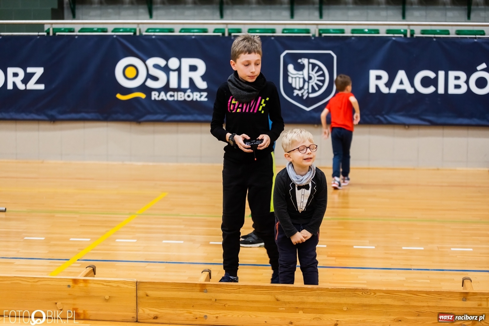 Zdjęcie w galerii na portalu naszraciborz.pl: Turniej aut zdalnie sterowanych w  Arenie Rafako wiadomości z regionu