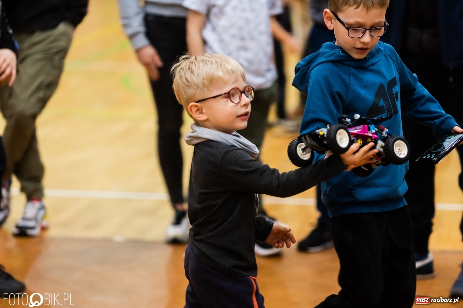 Zdjęcie w galerii na portalu naszraciborz.pl: Turniej aut zdalnie sterowanych w  Arenie Rafako wiadomości z regionu