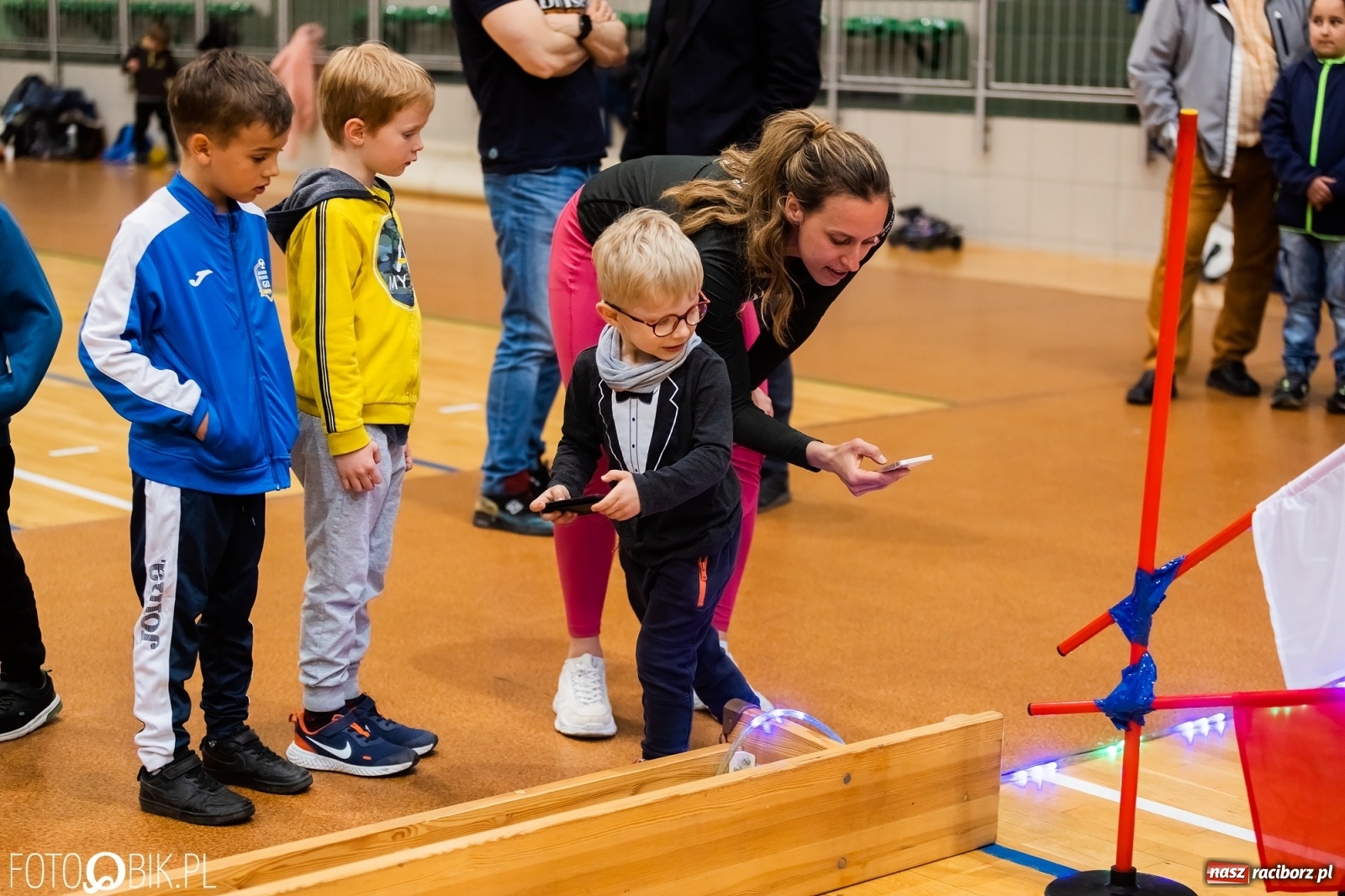 Zdjęcie w galerii na portalu naszraciborz.pl: Turniej aut zdalnie sterowanych w  Arenie Rafako wiadomości z regionu