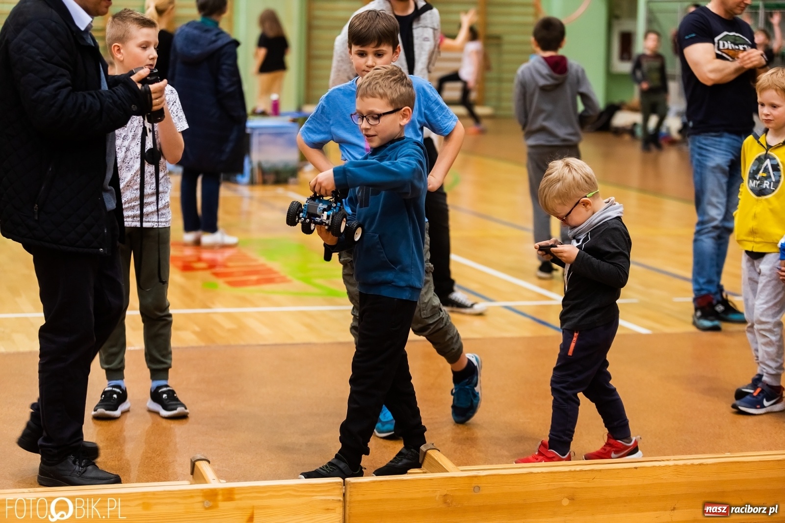 Zdjęcie w galerii na portalu naszraciborz.pl: Turniej aut zdalnie sterowanych w  Arenie Rafako wiadomości z regionu