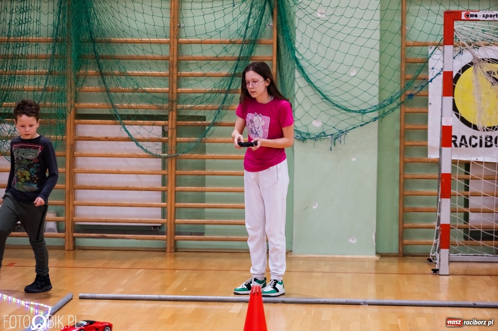 Zdjęcie w galerii na portalu naszraciborz.pl: Turniej aut zdalnie sterowanych w  Arenie Rafako wiadomości z regionu