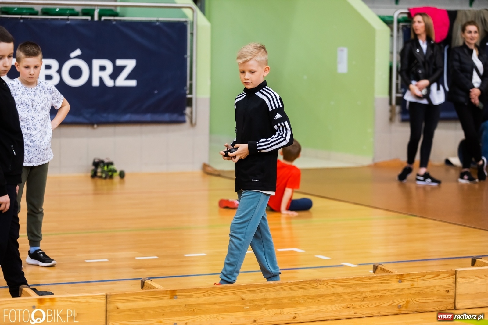 Zdjęcie w galerii na portalu naszraciborz.pl: Turniej aut zdalnie sterowanych w  Arenie Rafako wiadomości z regionu