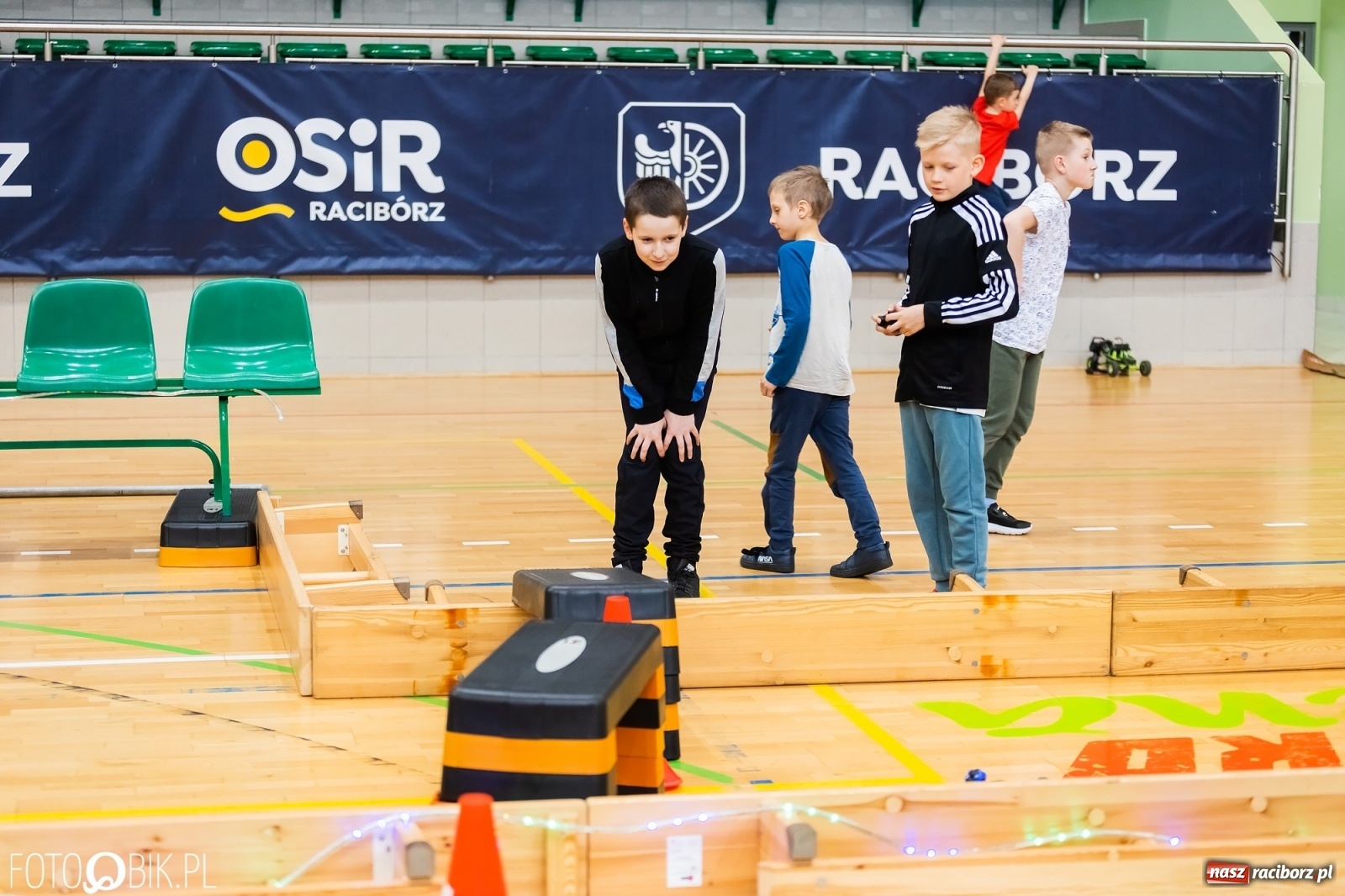 Zdjęcie w galerii na portalu naszraciborz.pl: Turniej aut zdalnie sterowanych w  Arenie Rafako wiadomości z regionu