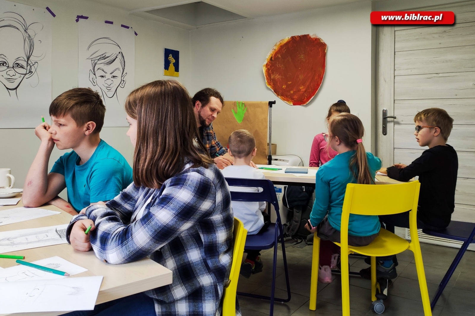 Zdjęcie w galerii na portalu naszraciborz.pl: Warsztaty tworzenia ilustracji w bibliotecznym projekcie Pozytywnie zaBOOKowani wiadomości z regionu