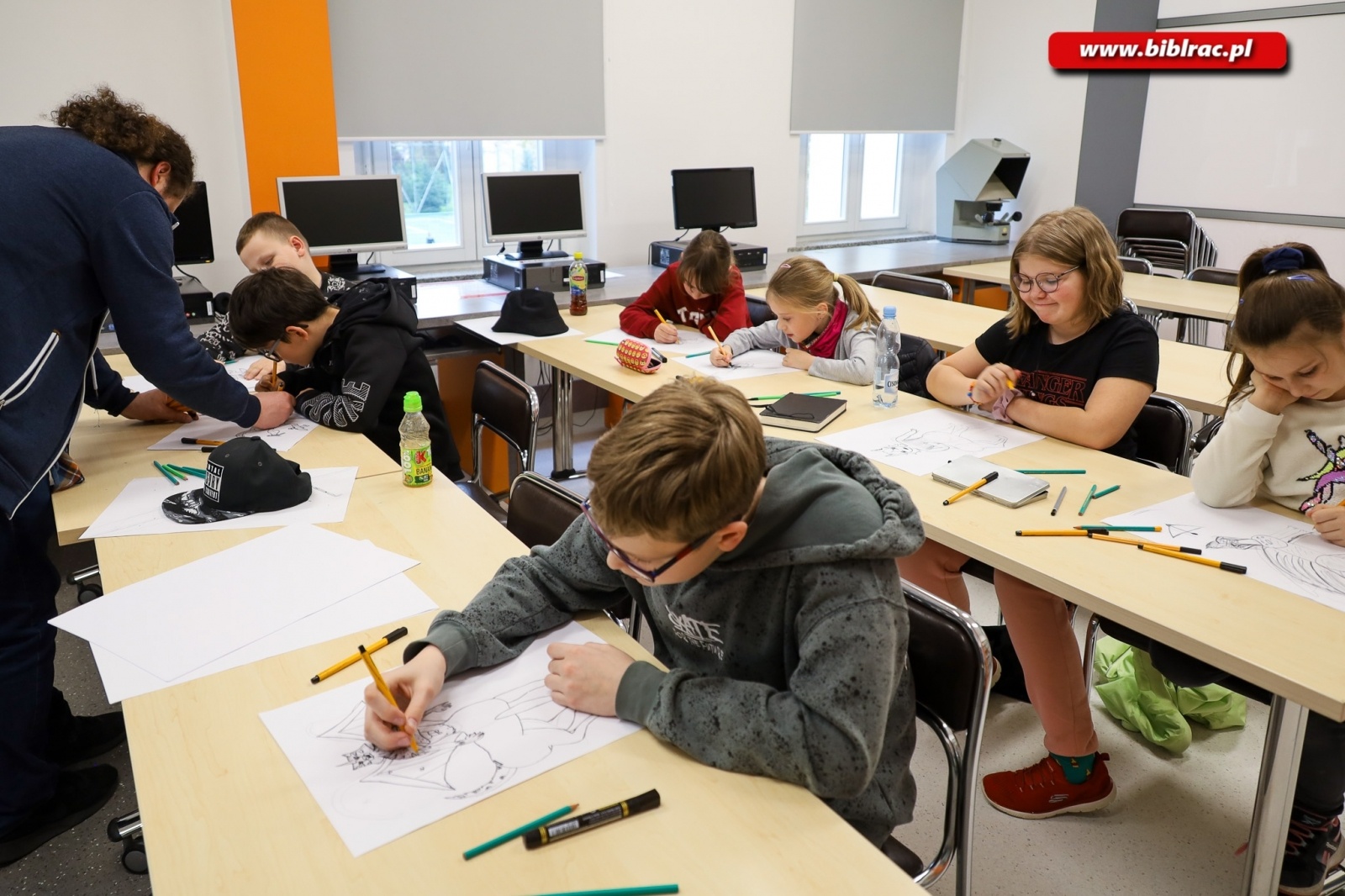 Zdjęcie w galerii na portalu naszraciborz.pl: Warsztaty tworzenia ilustracji w bibliotecznym projekcie Pozytywnie zaBOOKowani wiadomości z regionu