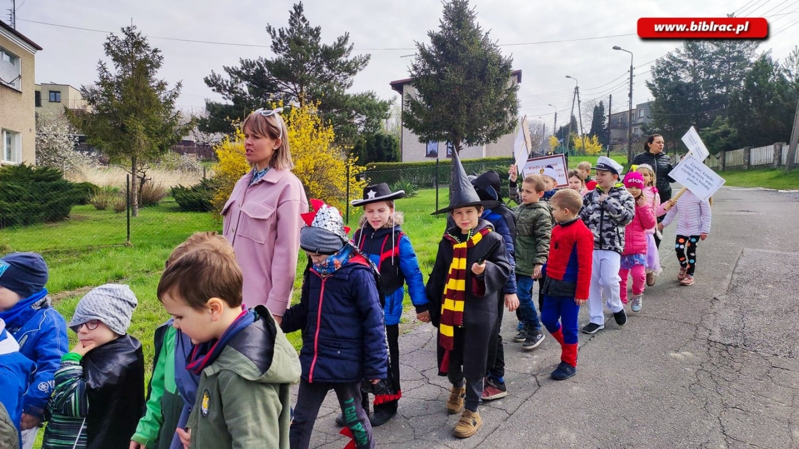 Zdjęcie w galerii na portalu naszraciborz.pl: Czytaj książki! Parada bajkowych postaci przeszła ulicami Brzezia wiadomości z regionu