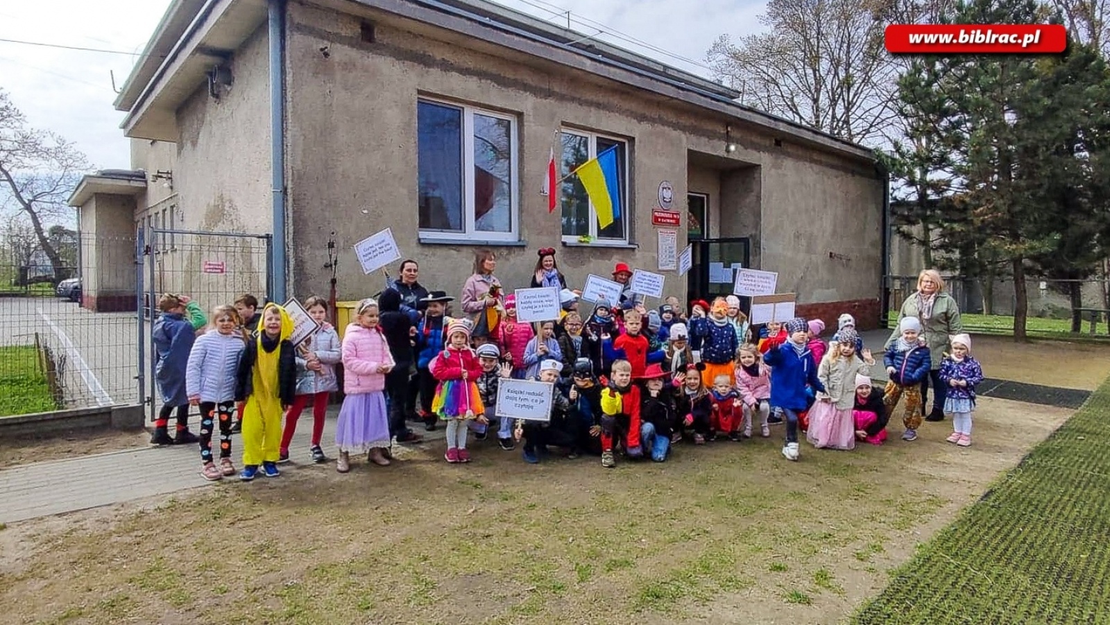 Zdjęcie w galerii na portalu naszraciborz.pl: Czytaj książki! Parada bajkowych postaci przeszła ulicami Brzezia wiadomości z regionu