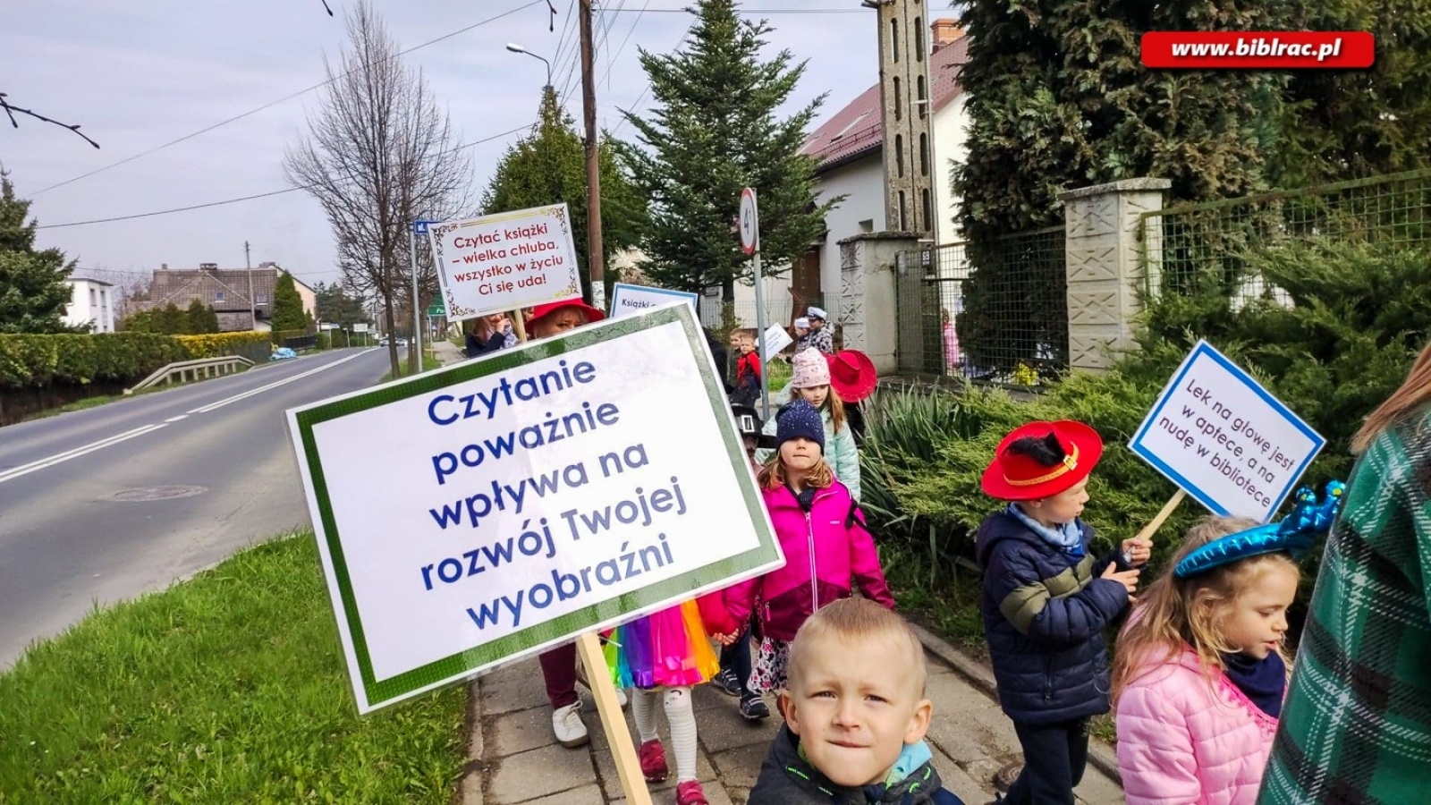 Zdjęcie w galerii na portalu naszraciborz.pl: Czytaj książki! Parada bajkowych postaci przeszła ulicami Brzezia wiadomości z regionu