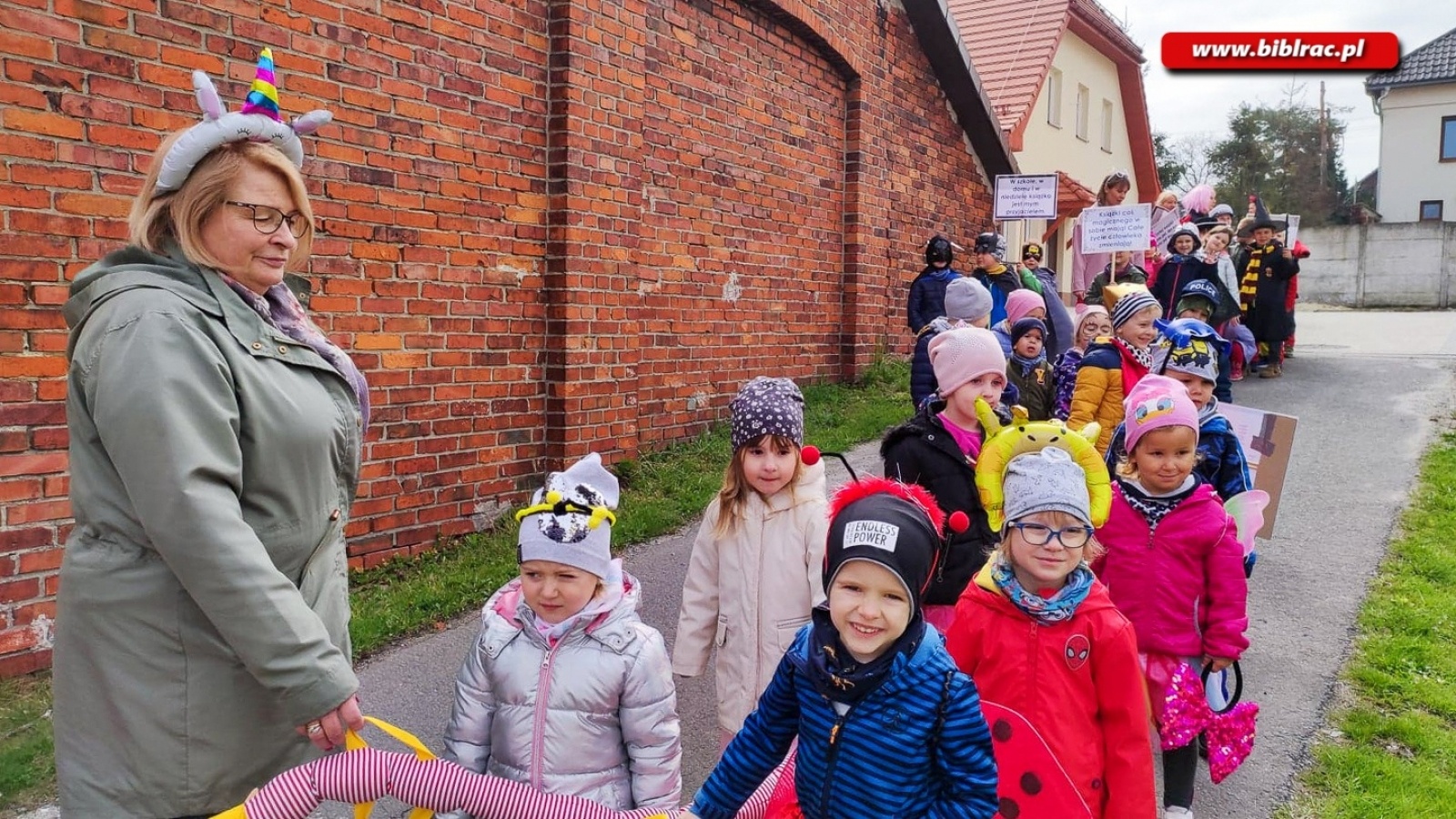 Zdjęcie w galerii na portalu naszraciborz.pl: Czytaj książki! Parada bajkowych postaci przeszła ulicami Brzezia wiadomości z regionu