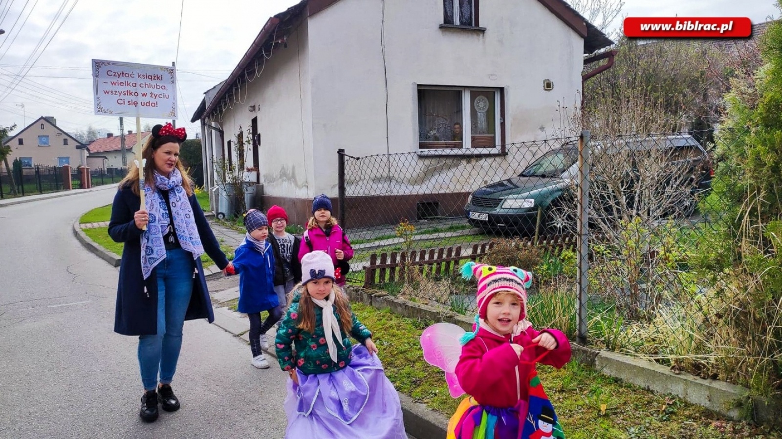 Zdjęcie w galerii na portalu naszraciborz.pl: Czytaj książki! Parada bajkowych postaci przeszła ulicami Brzezia wiadomości z regionu