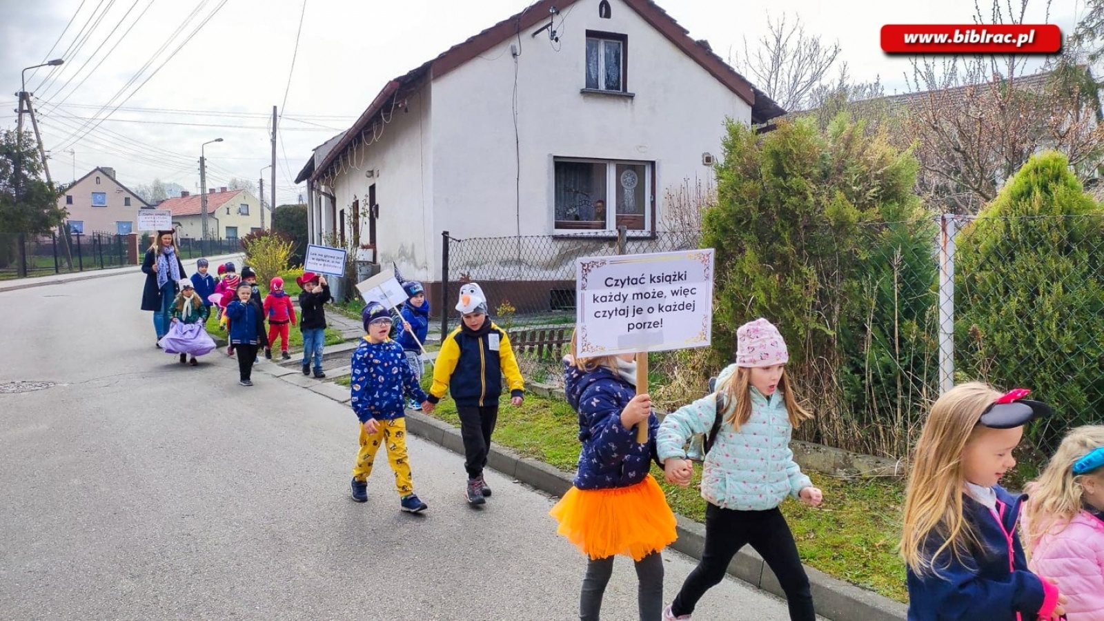 Zdjęcie w galerii na portalu naszraciborz.pl: Czytaj książki! Parada bajkowych postaci przeszła ulicami Brzezia wiadomości z regionu