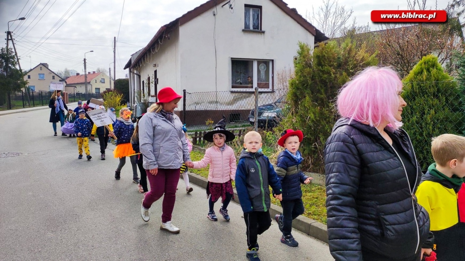 Zdjęcie w galerii na portalu naszraciborz.pl: Czytaj książki! Parada bajkowych postaci przeszła ulicami Brzezia wiadomości z regionu