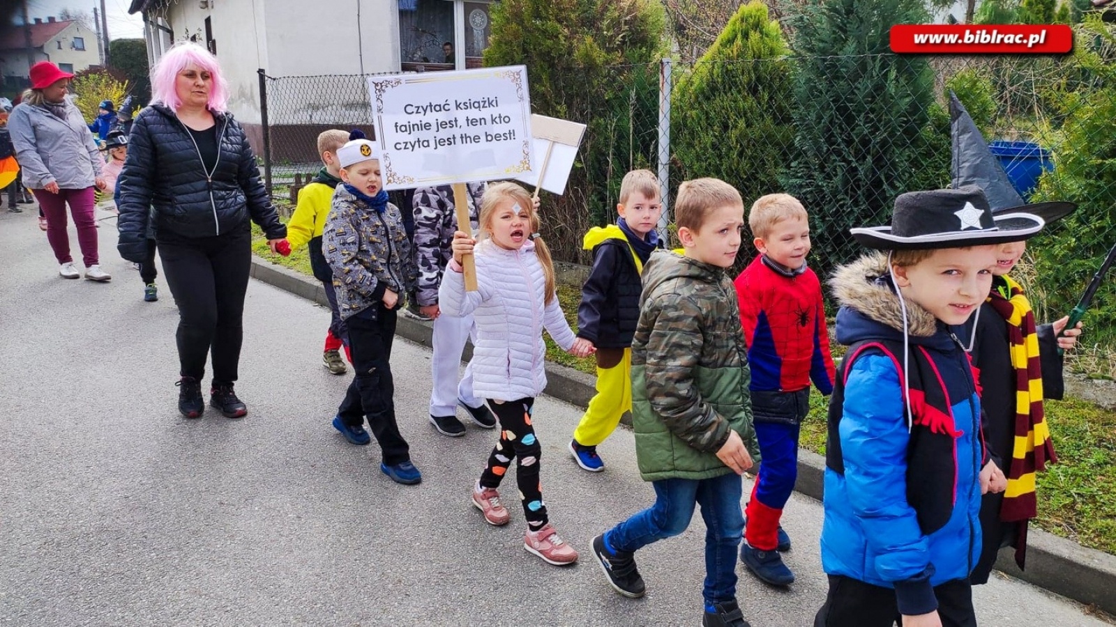 Zdjęcie w galerii na portalu naszraciborz.pl: Czytaj książki! Parada bajkowych postaci przeszła ulicami Brzezia wiadomości z regionu