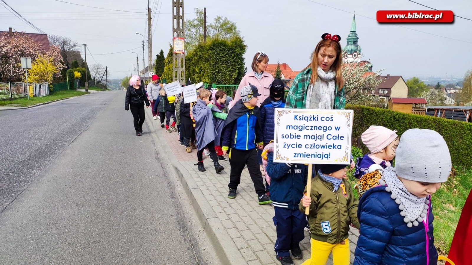 Zdjęcie w galerii na portalu naszraciborz.pl: Czytaj książki! Parada bajkowych postaci przeszła ulicami Brzezia wiadomości z regionu