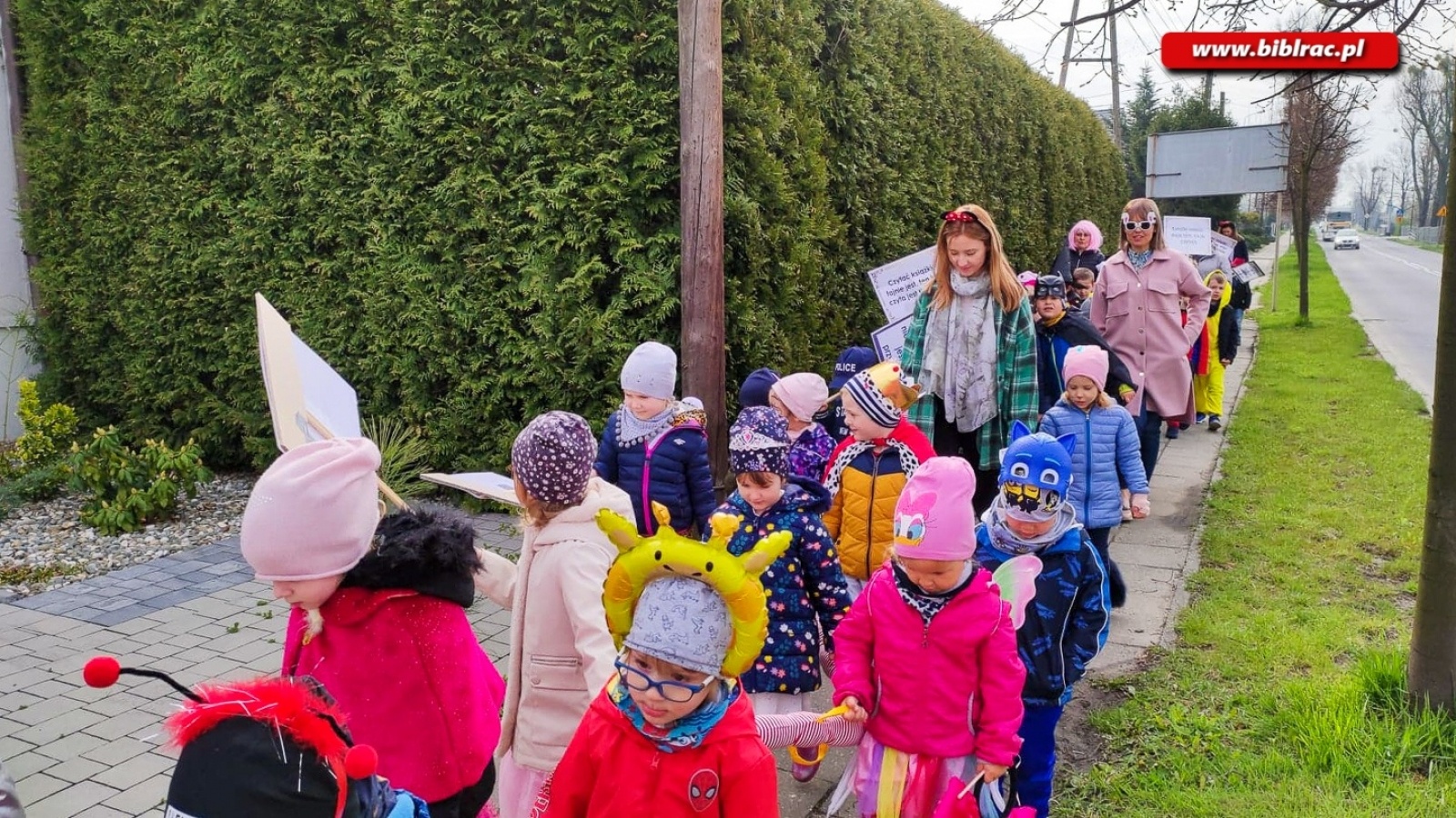 Zdjęcie w galerii na portalu naszraciborz.pl: Czytaj książki! Parada bajkowych postaci przeszła ulicami Brzezia wiadomości z regionu