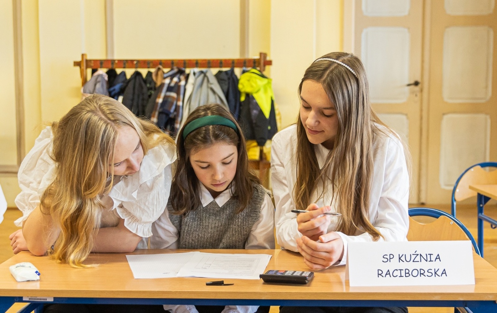 Zdjęcie w galerii na portalu naszraciborz.pl: SP 1 najlepsza w konkursie wiedzy ekonomicznej w Ekonomiku wiadomości z regionu