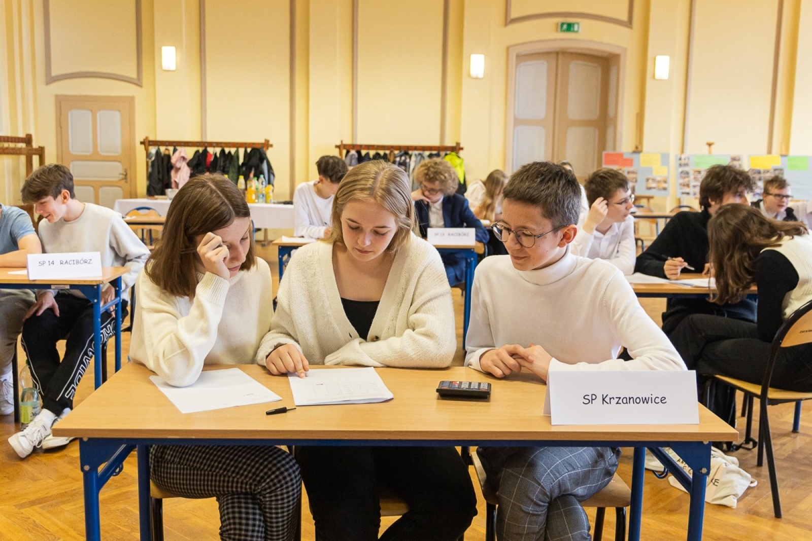 Zdjęcie w galerii na portalu naszraciborz.pl: SP 1 najlepsza w konkursie wiedzy ekonomicznej w Ekonomiku wiadomości z regionu