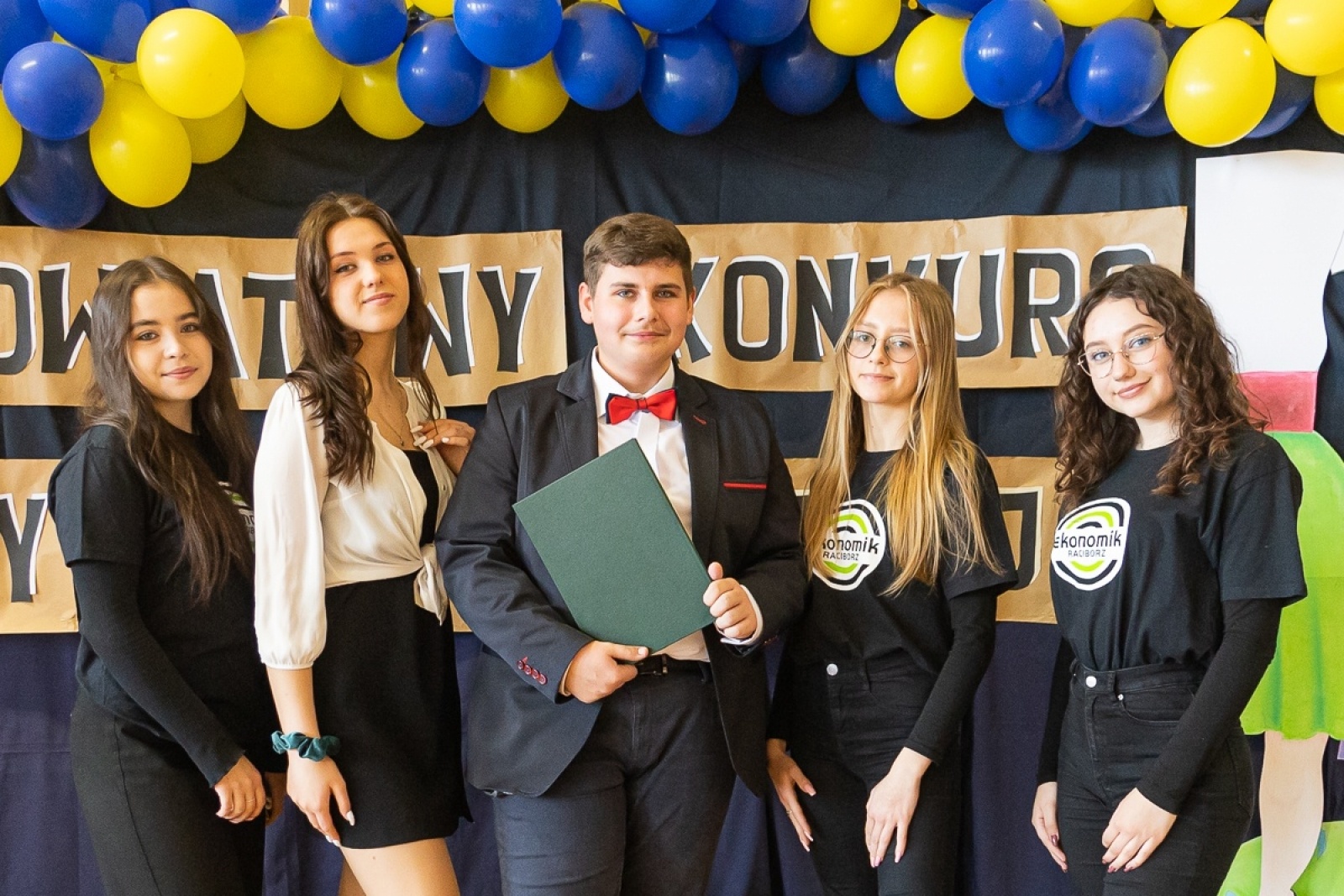 Zdjęcie w galerii na portalu naszraciborz.pl: SP 1 najlepsza w konkursie wiedzy ekonomicznej w Ekonomiku wiadomości z regionu