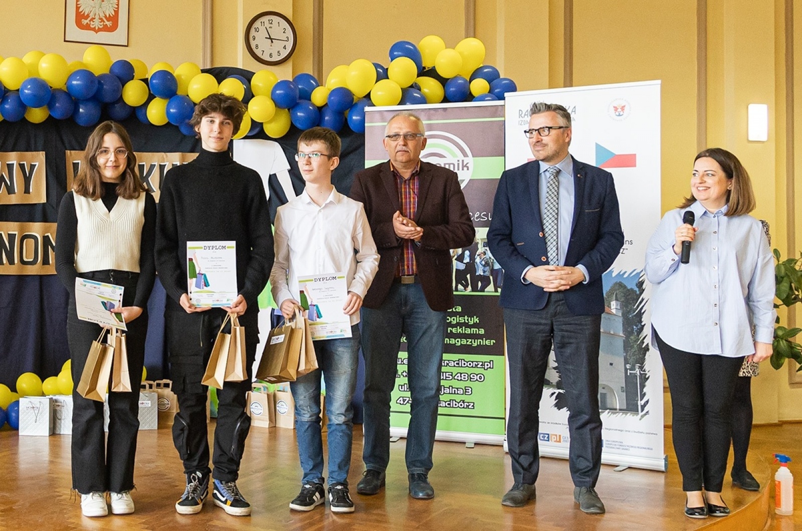 Zdjęcie w galerii na portalu naszraciborz.pl: SP 1 najlepsza w konkursie wiedzy ekonomicznej w Ekonomiku wiadomości z regionu